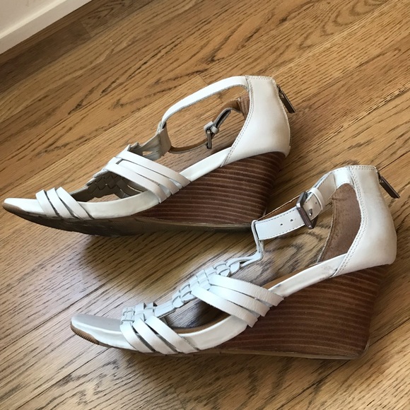 White Kenneth Cole Reaction “Warm Cedarle” leather wedge sandals. - Picture 3 of 9